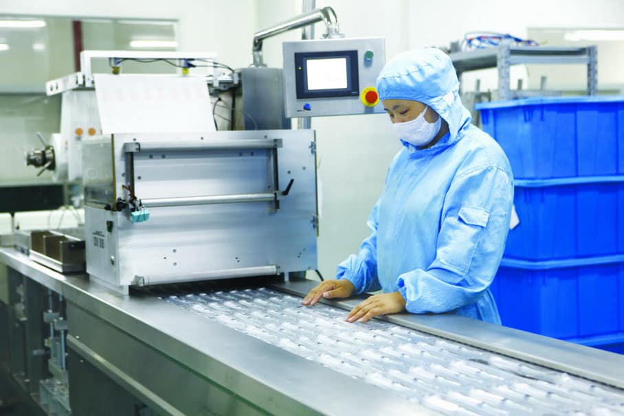 Isolation Gowns vs Surgical Gowns: The Ultimate Guide for Healthcare Procurement