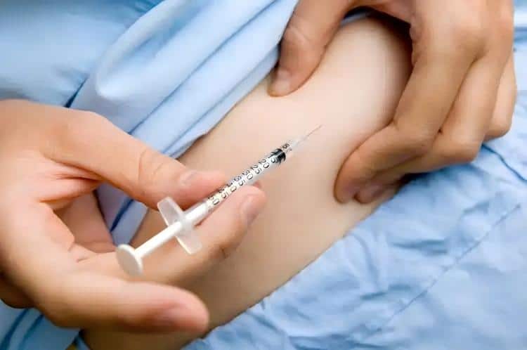 Diabetes-patient-receiving-professional-insulin-injection-training-from-nurse