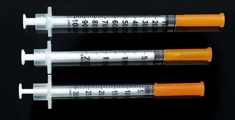 Different-sizes-insulin-syringes-with-measurement-scales-comparison
