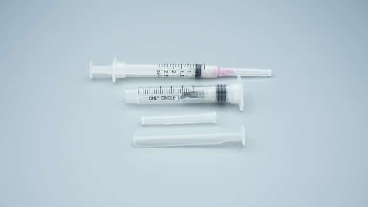 Retractable-syringe-auto-needle-safety-design