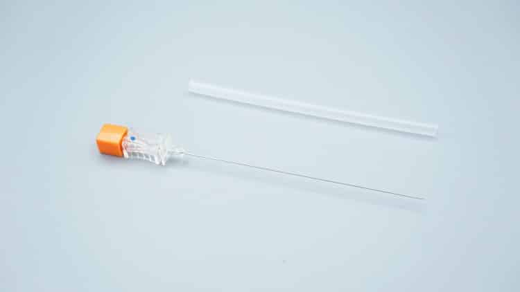 lumbar-puncture-procedure-with-spinal-needle