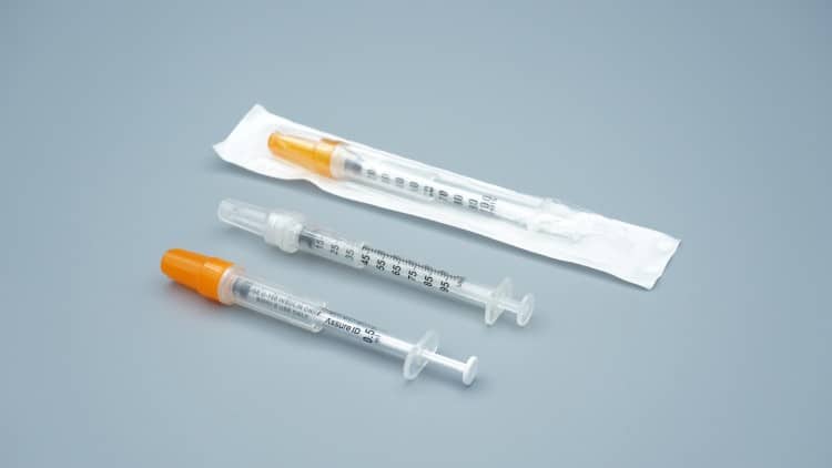 Sterile-packaged-disposable-insulin-syringe-with-safety-cap-intact