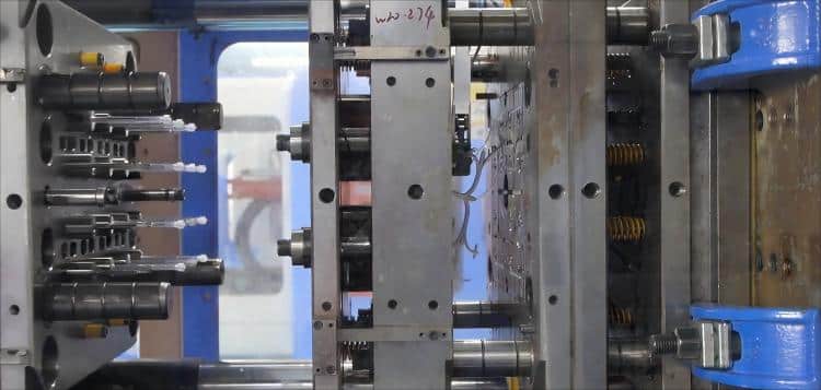 Modern-Plastic-Injection-Molding-Manufacturing-Process-Facility