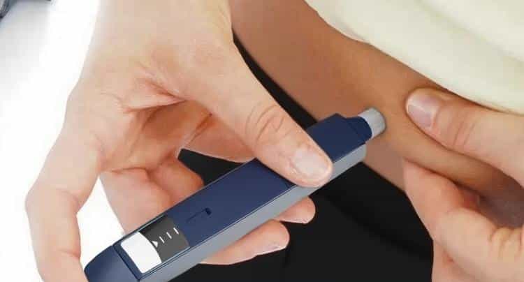American-Diabetes-Patient-Using-Portable-Insulin-Pen-In-Public-Restaurant-Setting