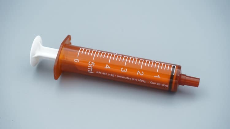 advanced-injection-molding-manufacturing-process-amber-medical-syringes-production-line-quality-assurance