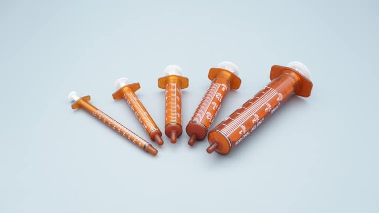 amber-syringes-uv-protection-light-sensitive-medications-manufacturing-quality-control-laboratory-testing