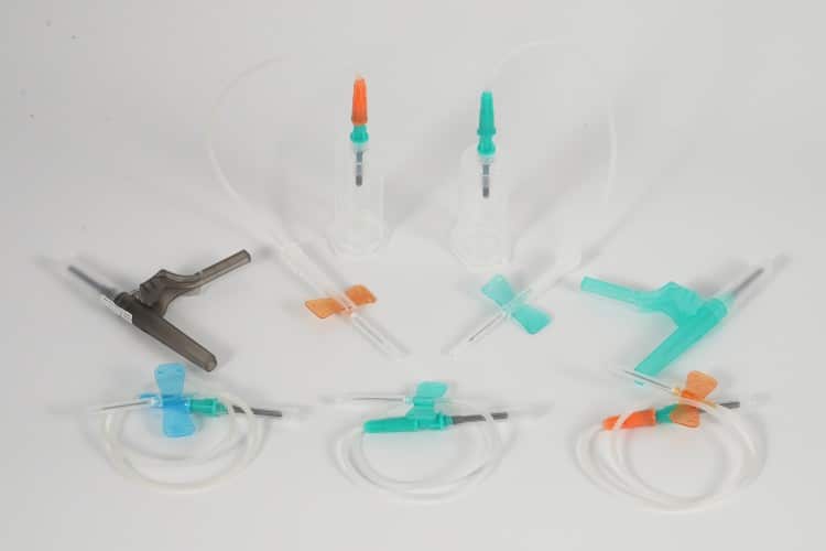different-gauge-blood-collection-needles-arranged-medical-tray-hospital-setting