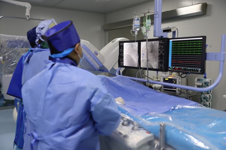 intelligent-pressure-monitoring-safety-protection-mechanisms-angiographic-injector-display