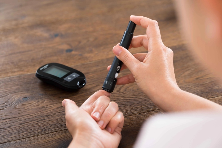 diabetes-patient-glucose-testing-routine