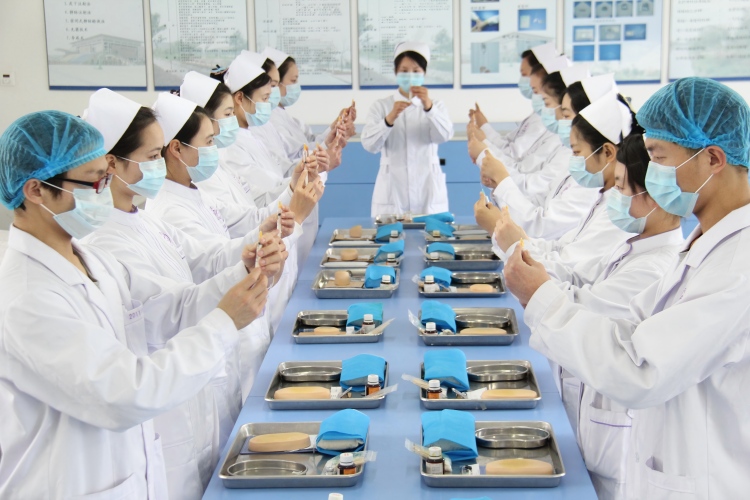 healthcare-team-receiving-professional-training-on-different-syringe-types-and-applications