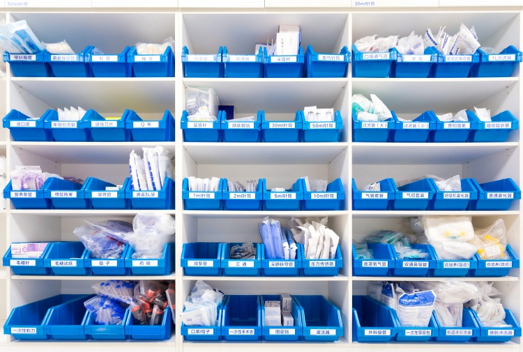 organized-hospital-inventory-system-with-multiple-syringe-specifications-neatly-stored