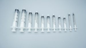various-medical-syringe-sizes-arranged-on-white-background-from-small-to-large