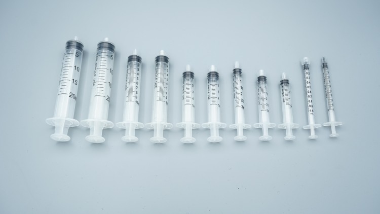 various-medical-syringe-sizes-arranged-on-white-background-from-small-to-large