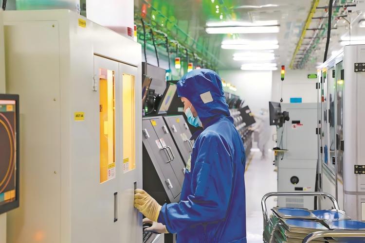 cleanroom-workers-sterile-suits-syringe-production-facility
