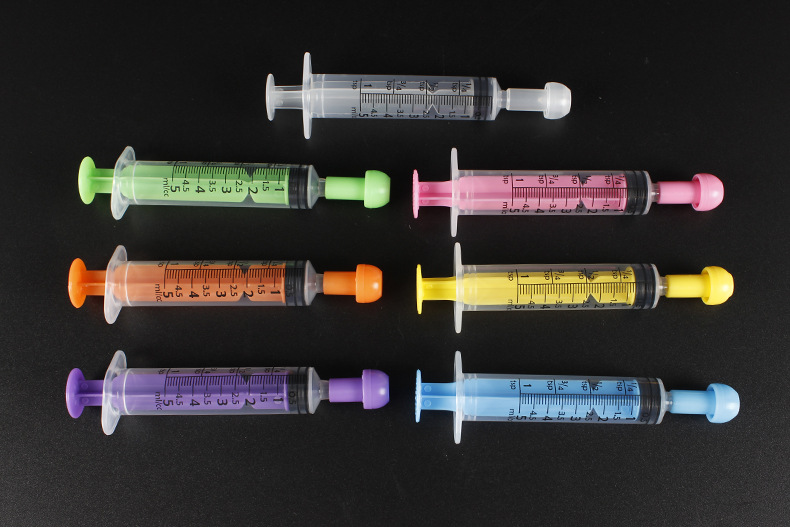 Rainbow colored pet liquid medicine syringes for easy identification in animal healthcare and nutrition support