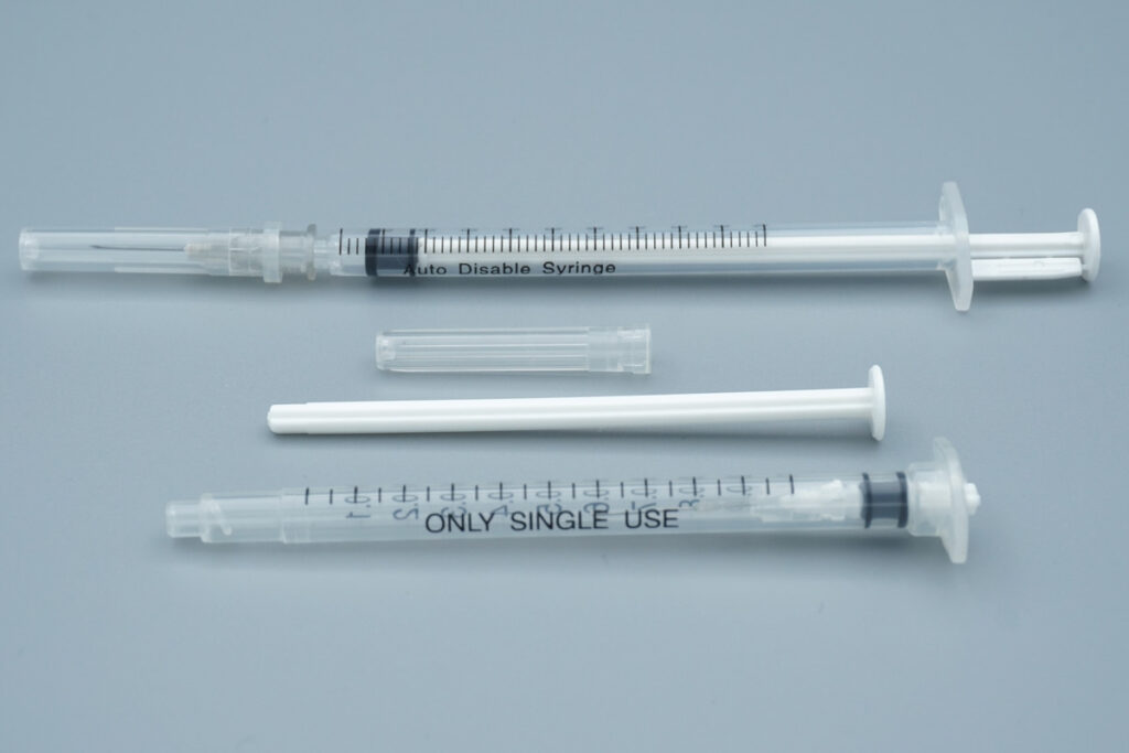 How to Use a Retractable Safety Syringe: A Simple Guide for Buyers and Healthcare Teams Break-off plunger detail on retractable safety syringe